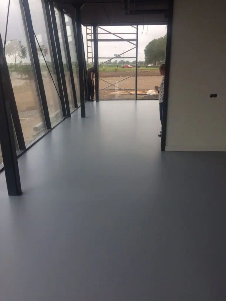 Epoxy vlokken vloer kringloop winkel